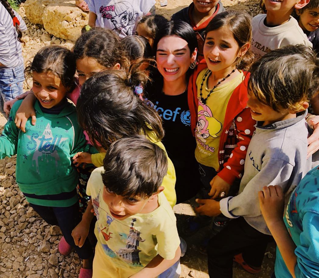 “Ndihmon arabët, por harron njerëzit e tu!”, Dua Lipa i përgjigjet shqiptarit