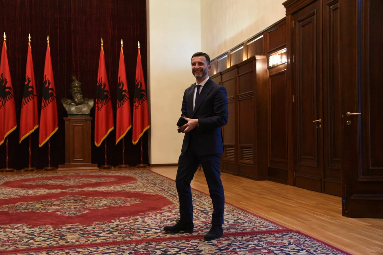 Erion Braçe me bukë me vete në punë? Zbulon kush kujdeset për të