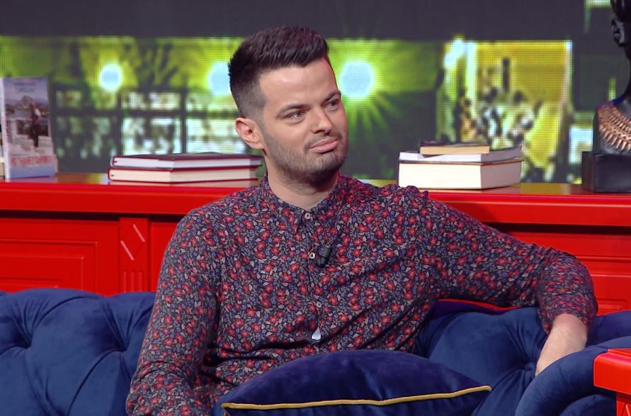 Moderatori pas ndarjes nga e dashura: Vajzat e ekranit nuk janë të mira në jetën reale