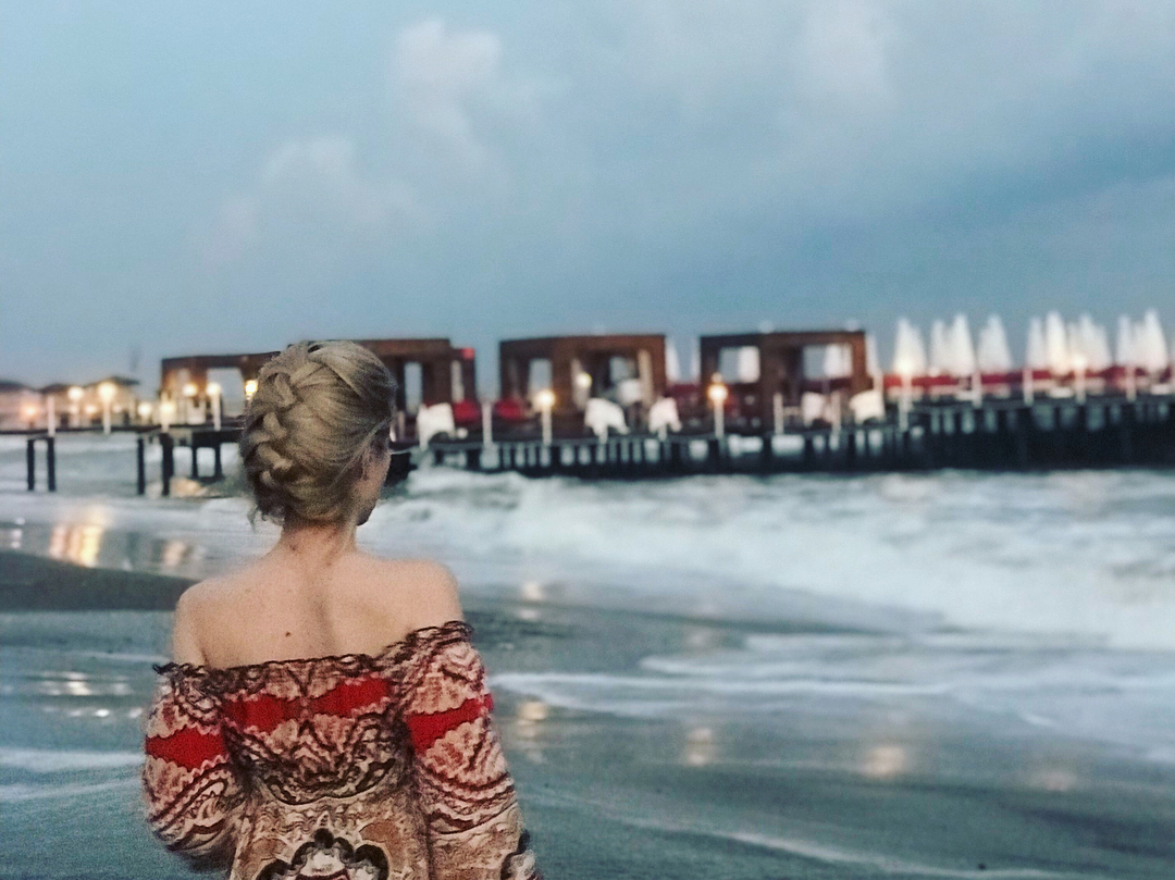 “Pendohem kur e mendoj”, moderatorja flet për lidhjen e saj të dashurisë