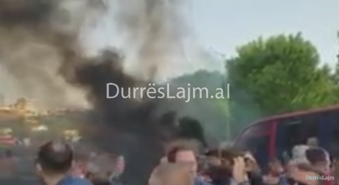 Protesta e opozitës në Durrës, ndizen flakadanët (VIDEO)