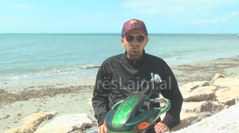 Flamuri, djali nga Durrësi që pamundësinë fizike e ka kthyer në forcë karakteri dhe burim frymëzimi (VIDEO)