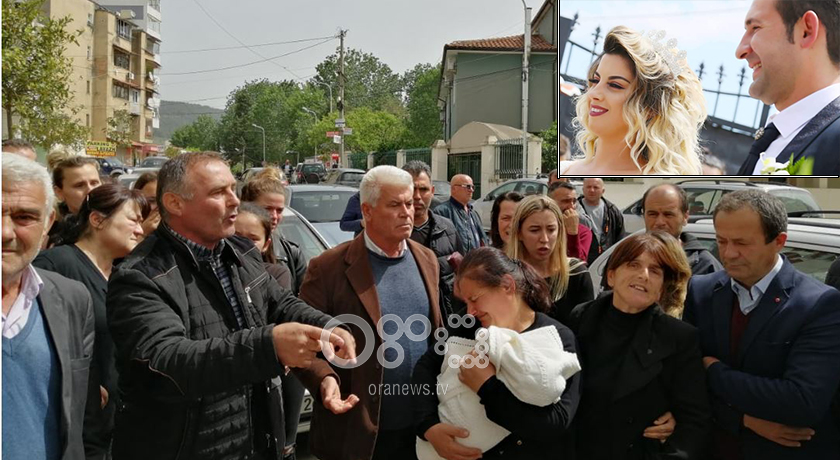Me foshnjen jetime në krahë, familjarët protestojnë para gjykatës për vdekjen e 25-vjeçares