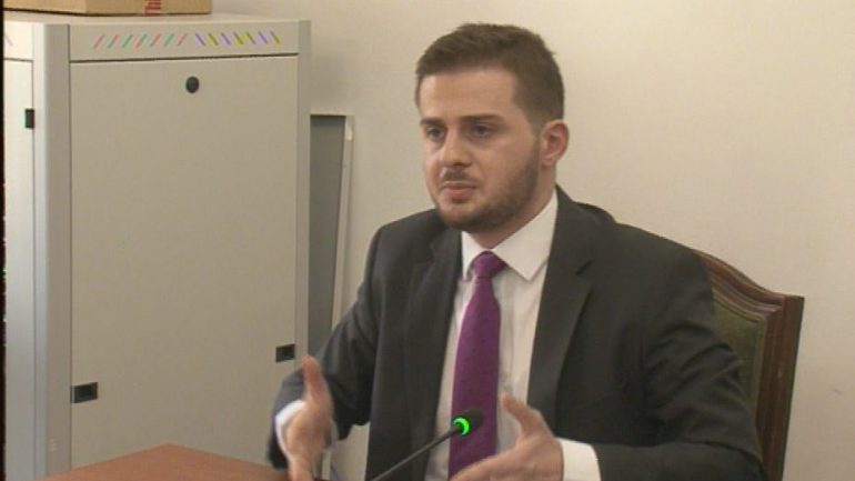 “Merreni me kë bashkëjetoj unë”, Gent Cakaj i nxehur me gazetarët, grusht tavolinës