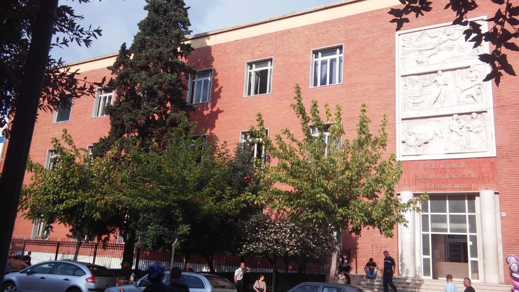 “Skandal te materniteti “Geraldina”, tavani zë poshtë gra e fëmijë”