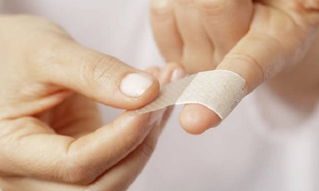 Votoi partinë e gabuar, burri pret gishtin