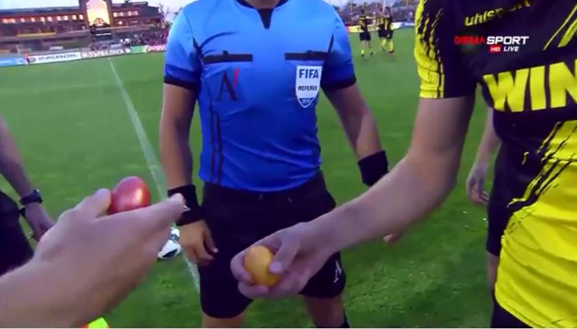 Gjetje gjeniale, kapitenët përplasin vezët para fillimit të ndeshjes