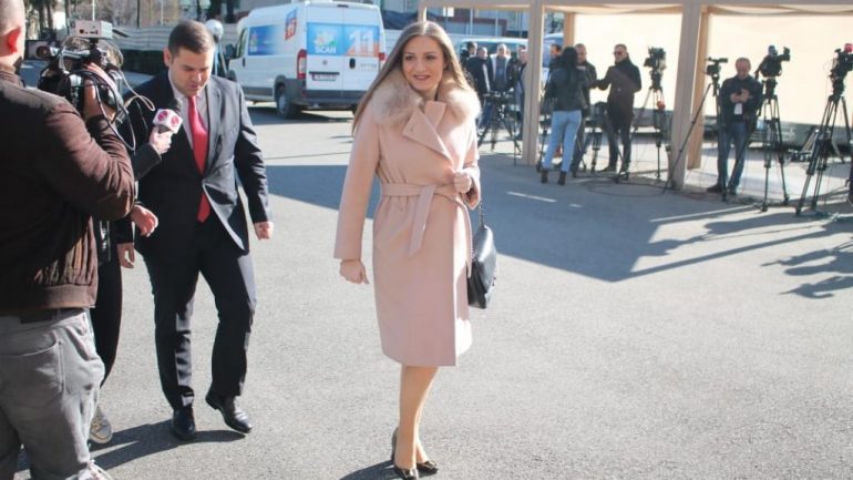 Ish-deputetja do të bëhet së shpejti me vajzë