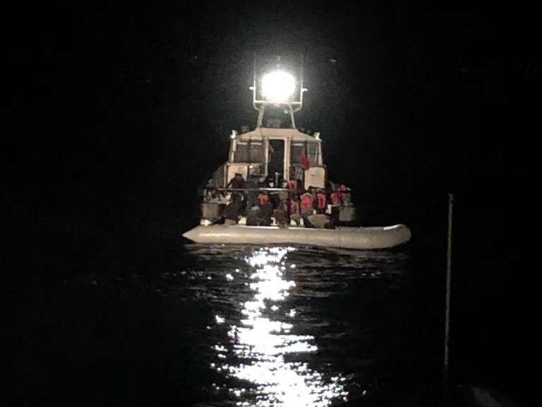 Rrezikonte mbytjen, Forcat e Armatosura shpëtojnë gomonen me 50 emigrantë