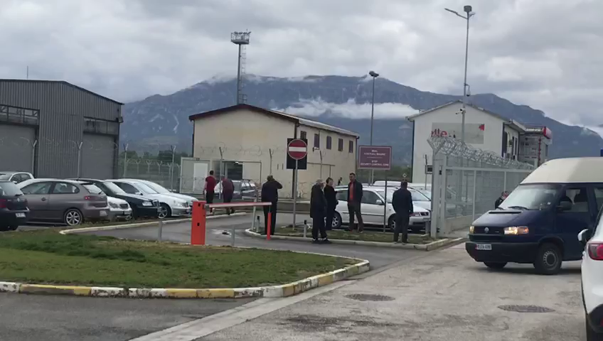 Grabitja në Rinas, policia: Një prej autorëve u vra gjatë shkëmbimit të zjarrit