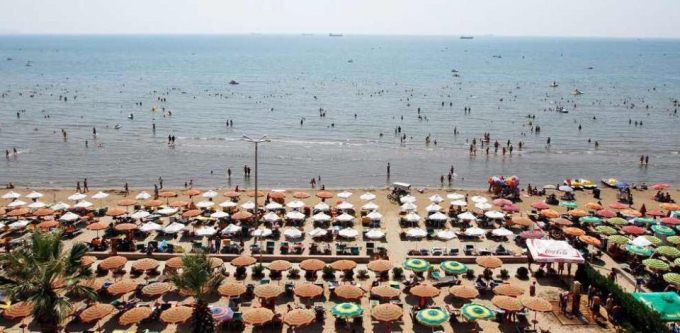 Plazhet me qira/ Rregullorja e re: 2.5 metra hapësirë nga vija e parë e çadrave të jetë publik