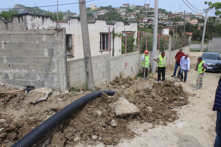 Durrës, drejt përfundimit rrjeti i kanalizimeve në lagjet 7 dhe 10 (VIDEO+FOTO)