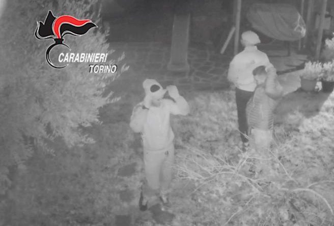 Grabisnin vila dhe më pas fotografonin pronarët në gjumë, pranga 5 shqiptarëve