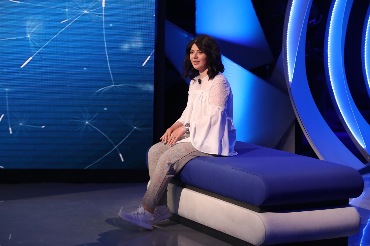 Në luftë me kancerin prej 2 vitesh, vajza surprizohet nga shokët e klasës