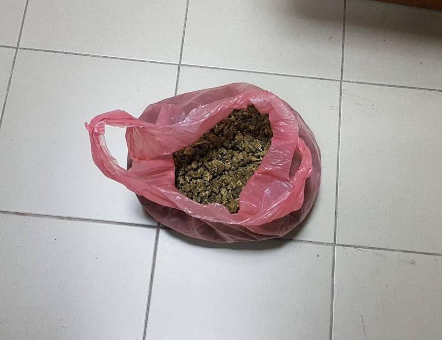 Shkon me kanabis në stacionin e policisë, ankohet për cilësinë e drogës