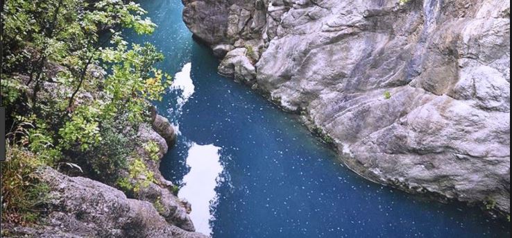 U bllokua në kanionet e Erzenit, i plagosuri nxirret me helikopter