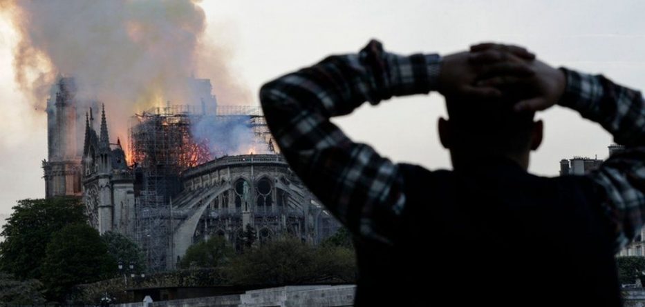 E trishtë/ Qindra persona shohin në heshtje flakët në Notre Dame (FOTO)