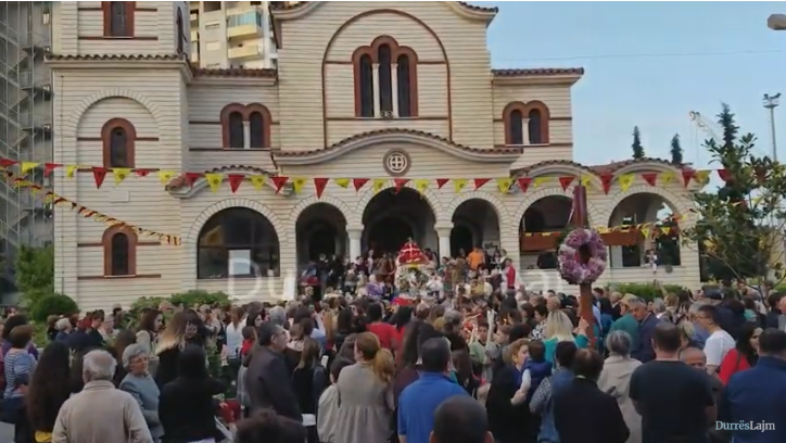 E premtja e zezë në Durrës/ Me qindra besimtarë ortodoksë marrin pjesë në ceremoninë e Epitafit (VIDEO)