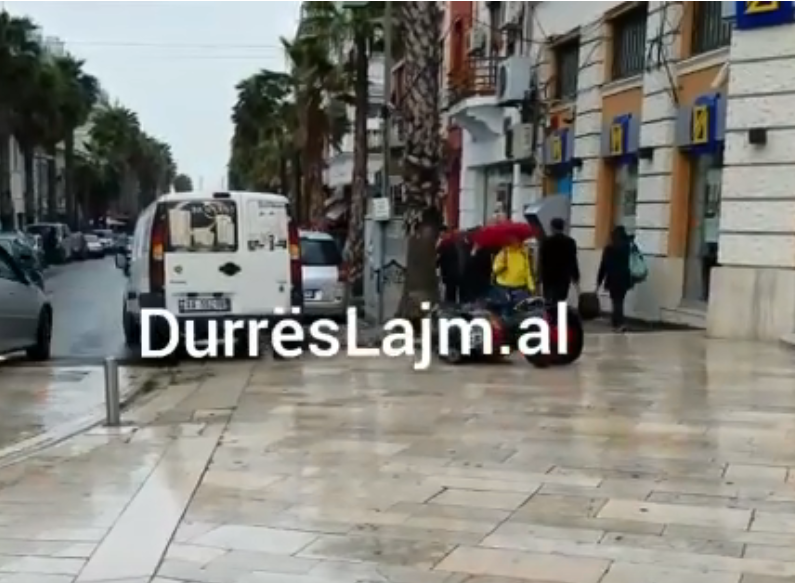 Aksident në Durrës, makinat dhe motori rrëshkasin në kthesën problematike (VIDEO)