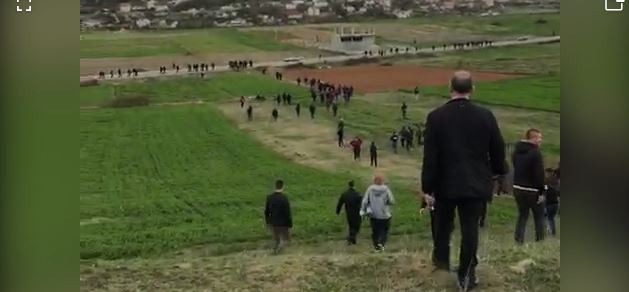 Rama drejt aeroportit në Kukës, qytetarët çajnë kordonin e policisë