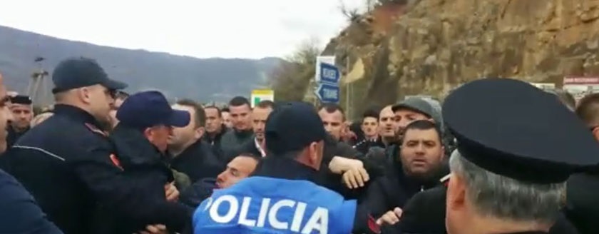 Protestuesit përplasen me policinë, i bllokojnë rrugën Ramës
