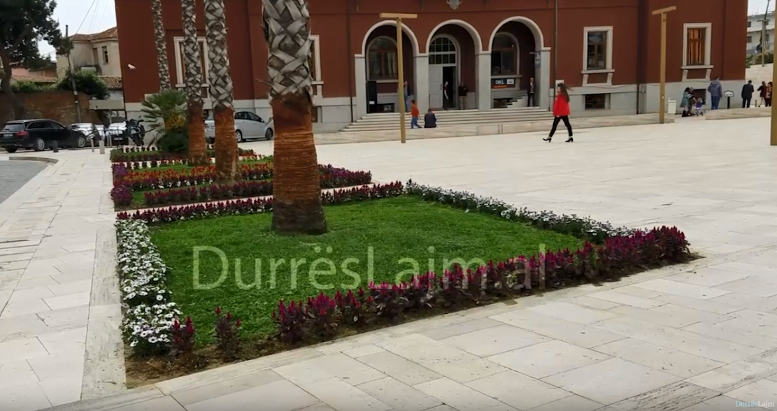 Ndodh edhe kjo! Vidhen lulet e mbjella në sheshin “Liria” në Durrës (VIDEO)