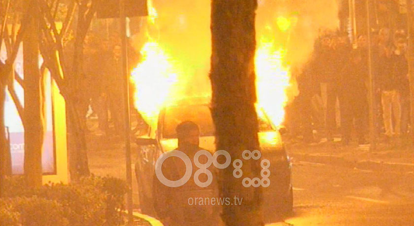 Protesta, digjet makina para Parlamentit