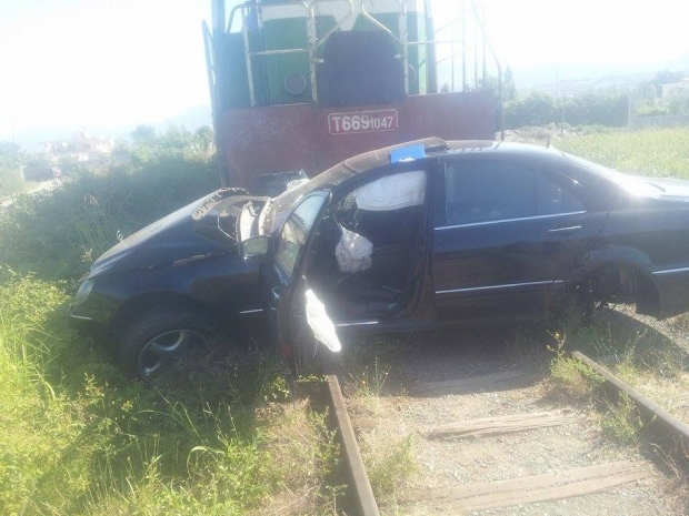 Treni përplaset me automjetin me familjarë, shpëtojnë mrekullisht