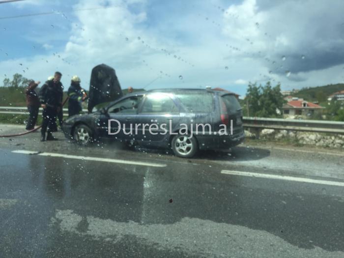 Makina merr flakë në autostradën Tiranë-Durrës (FOTO)