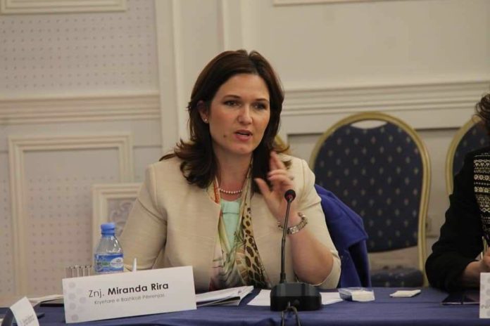 Nënë për herë të dytë, kryebashkiakia publikon foton e vogëlushes dhe emrin e veçantë