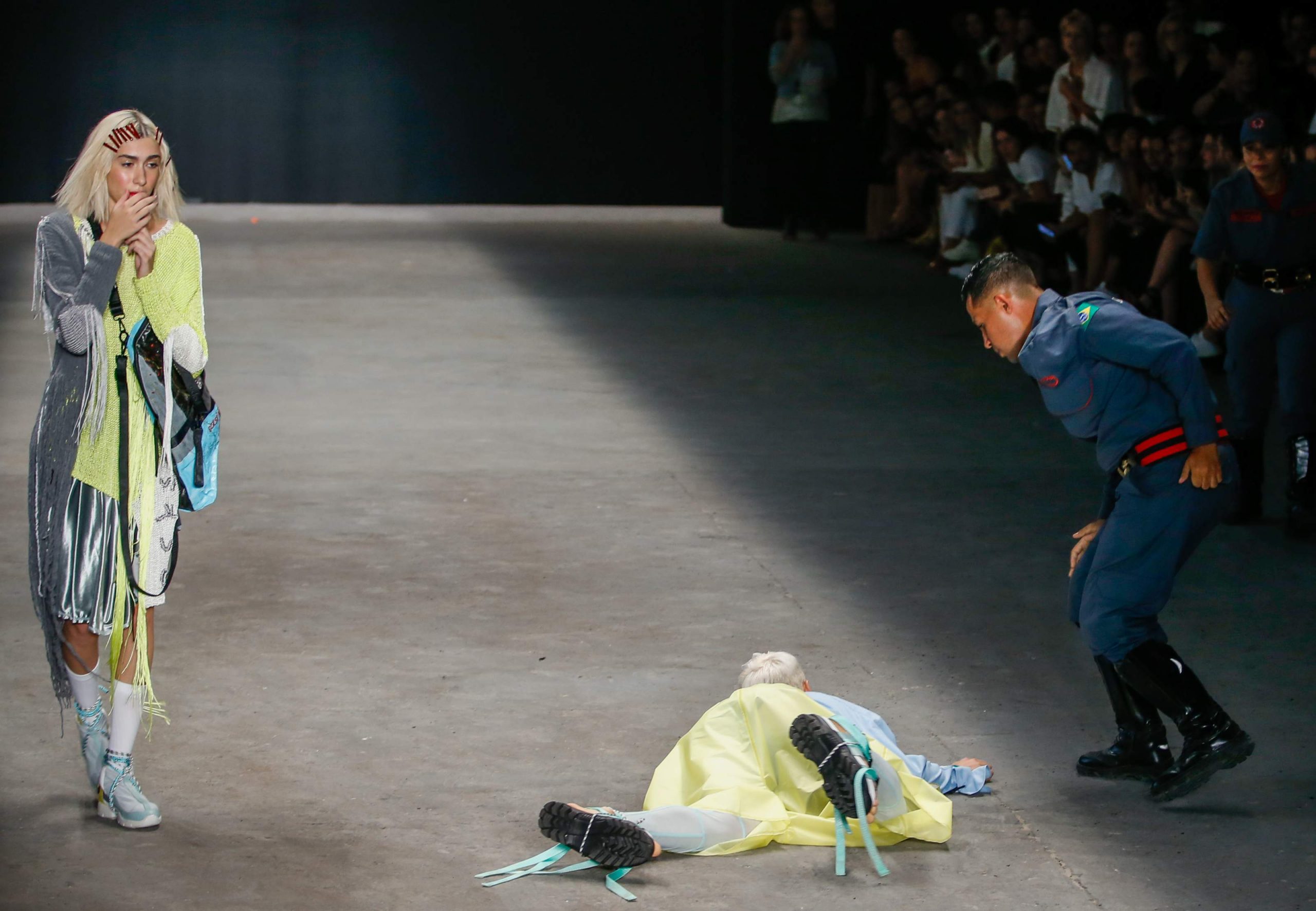 Modeli rrëzohet në pasarelë dhe vdes (VIDEO)