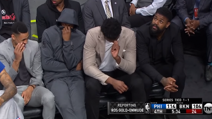 Dikush lëshon “gazrat” gjatë ndeshjes, lojtarëve u bie të “fikët”