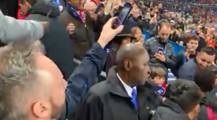 Nervozizmi i Nejmar, goditi tifozin pas finales së humbur (VIDEO)