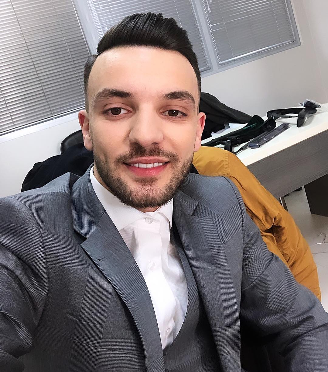 Festoi 21-vjetorin, dhurata speciale e prindërve për aktorin e humorit