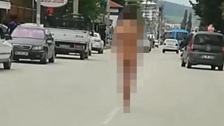 26-vjeçarja shokon qytetarët në mes të ditës