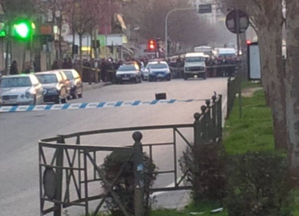 Alarm për bombë pranë një pallati, policia blindon zonën