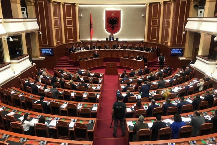 EMRI/ Tjetër tradhtar në PD, pranon mandatin e deputetit (FOTO)