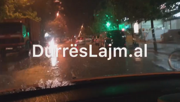 Situatë kritike në rrugët e Durrësit, përmbyten shumë prej tyre (VIDEO)