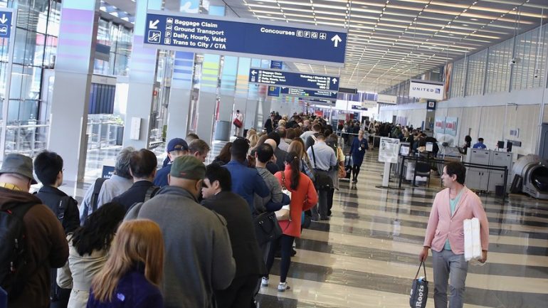 Ju kanë bezdisur kontrollet në aeroporte? Tani do t’ju kërkohet edhe të peshoheni
