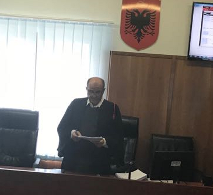Gjykatësi i Durrësit që vepron me 2 standarde; lë në burg të riun kosovar prej emrit fetar