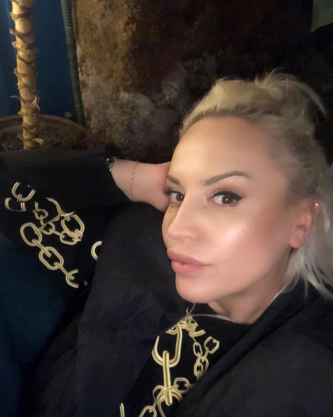 Feston ditëlindjen, “Bukra” shpërthen në lot nga surpriza e kolegëve në “Portokalli” (FOTO)