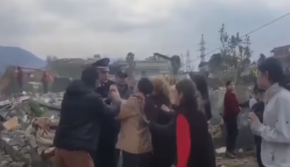 Basha nxjerr videon e policit: Banditi me uniformë që dhunon qytetarët (EMRI)