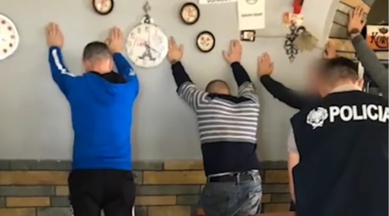 Arrestohen dy persona, kapen me armë e kokainë në lokal (VIDEO)