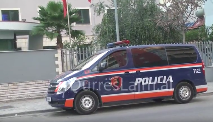 Tenton të përdhunojë një vajzë në Durrës, arrestohet turisti kanadez