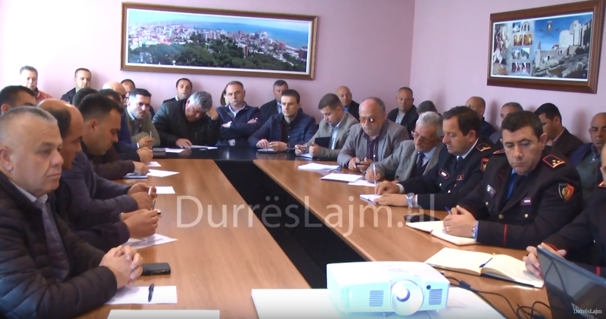 Zjarret në qarkun e Durrësit, Prefekti Nasto mbledh Shtabin e Emergjencave (VIDEO)