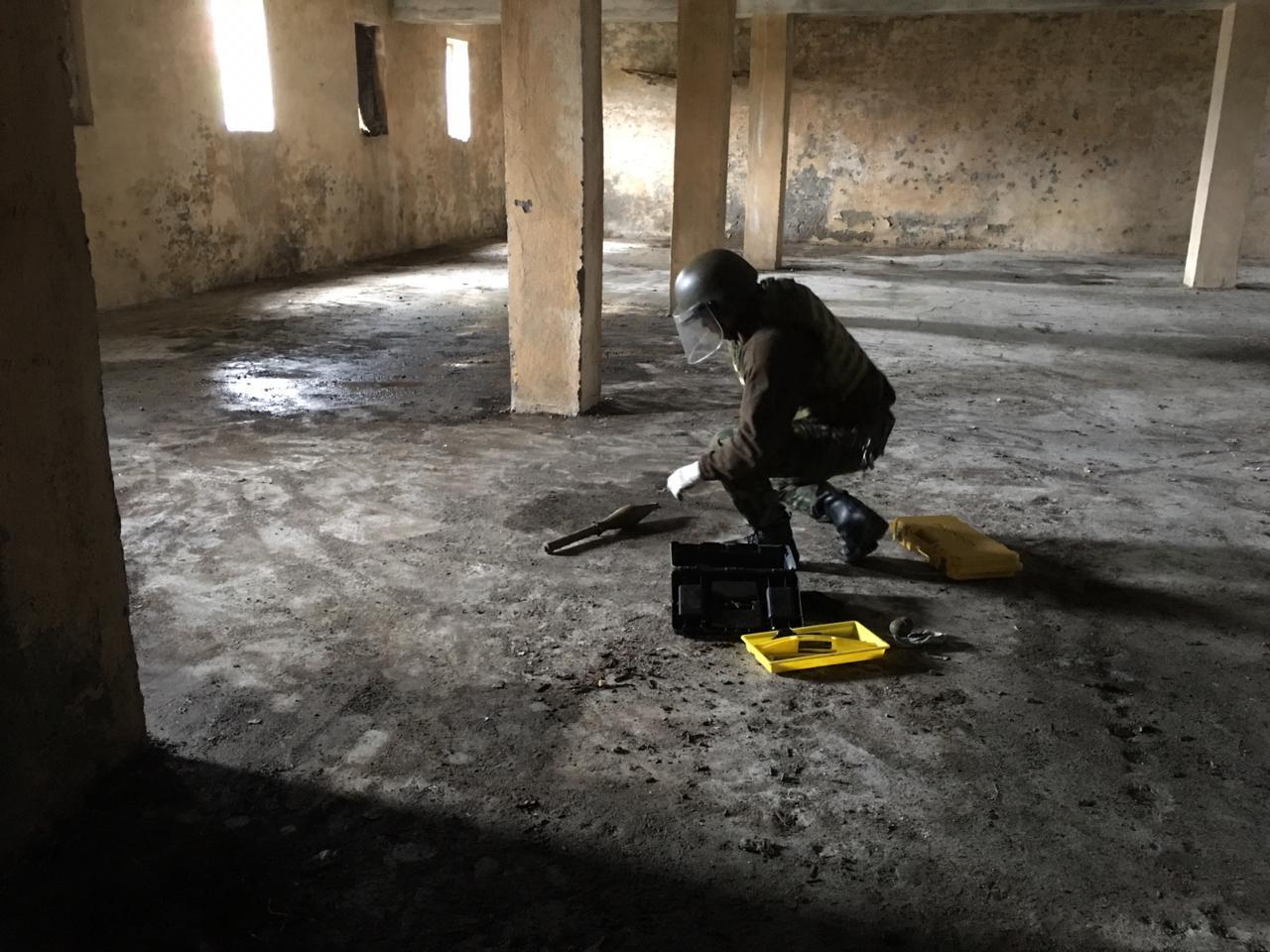 Shkon të pastrojë magazinën e misrit, gjen predha luftarake të 1997