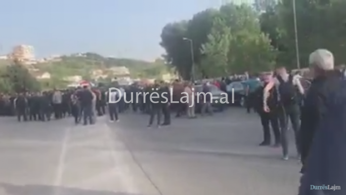 Bllokohet qarkullimi në mbikalimin e Plepave, Kryemadhi dhe Bardhi në krah të protestuesve (VIDEO)