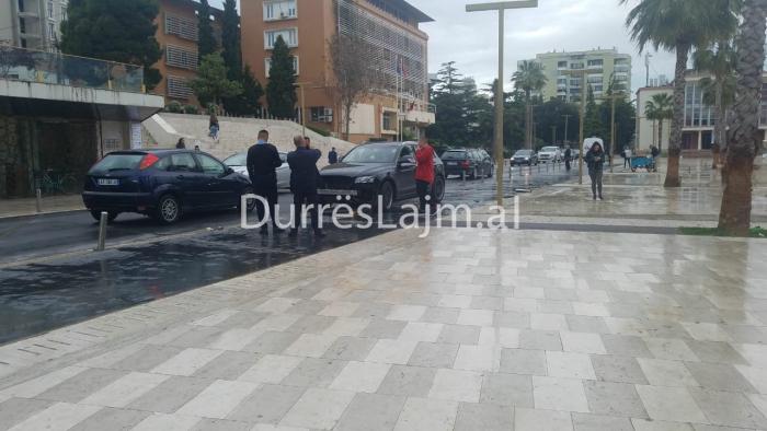 Aksidente pa pushim në qendrën e Durrësit, rrëshqet “Porsche” dhe dëmton rrugën (VIDEO+FOTO)