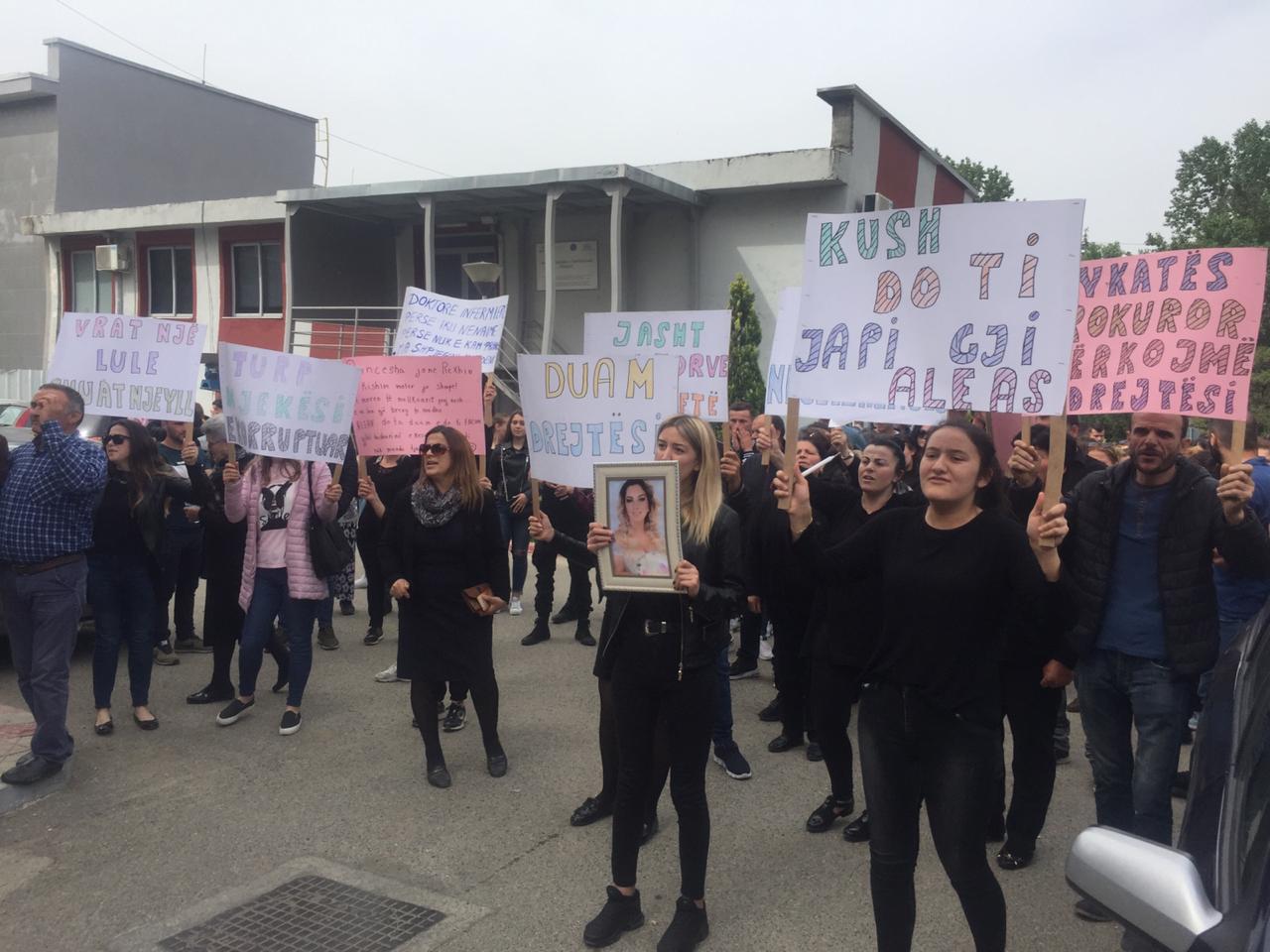 “Kush do t’i japë gji Aleas”, sërish protestë për vdekjen e 25-vjeçares (FOTO)