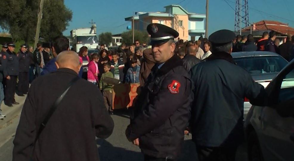 Fier, banorët në protestë: S’kemi rrugë për të shkuar në shtëpi